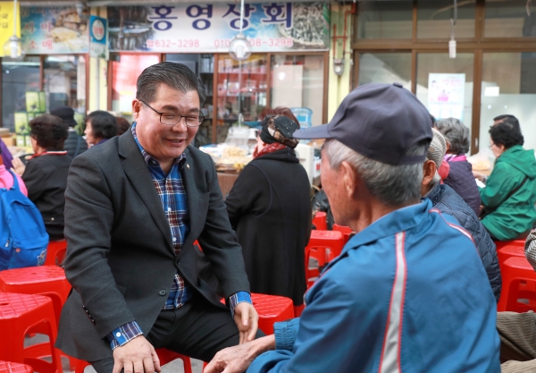 홍성상설시장에서 고객감사 세일에 나서 판촉활동을 하는 김헌수 의장. 그는 이 시장의 상인이기도 하다.