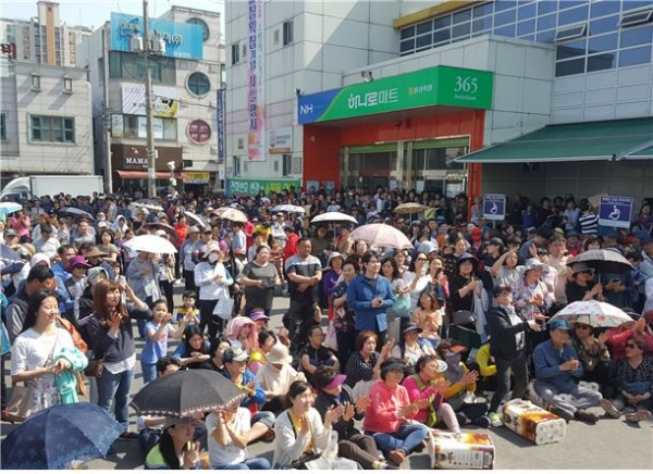 홍성축협 하나로마트 개점 15주년 행사에 참석한 지역주민들