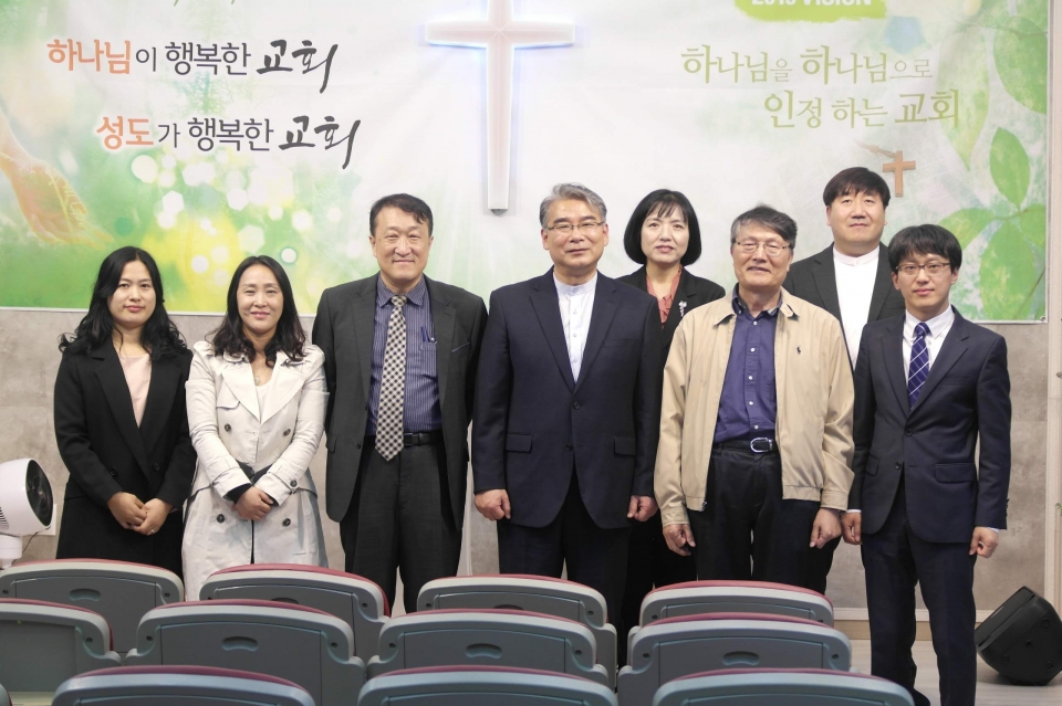 강사 남승제 목사(왼쪽에서 세번째)와 내포기독교연합회 회장 김석민 목사(네번째).