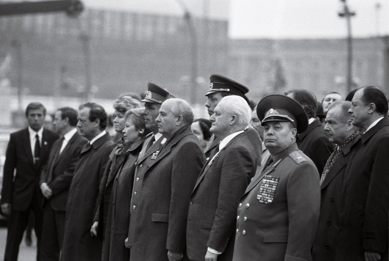 고르바초프 소련 공산당 서기장이 1989년 10월 동독 건국 40주년 기념행사에 참석했을 때 모습(앞줄 오른쪽에서 세번째). 그 후 11월 베를린 장벽이 무너지면서 동서독이 통일됐다.