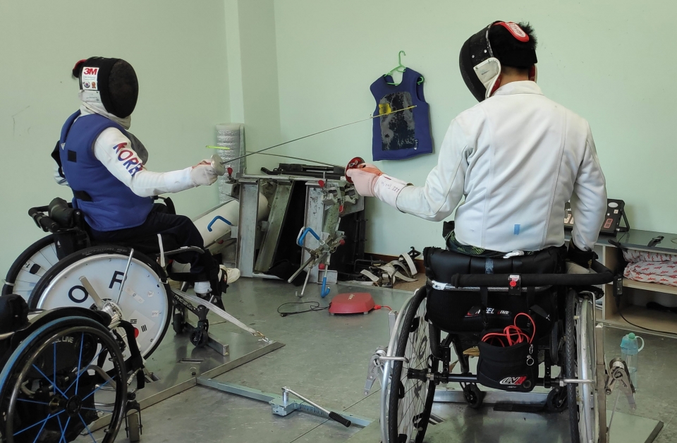 홍성군이 전국 기초지자체 중 최초로 다종목 장애인 직장운동경기부를 창단한다. 사진은 장애인스포츠센터에서 훈련 중인 휠체어 펜싱 선수들. 홍성군 제공