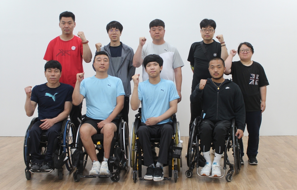 홍성군 장애인직장운동부 선수들이 선전을 다짐하는 파이팅을 외치고 있다. 사진= 노진호 기자
