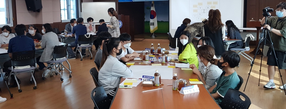 15일 홍성교육지원청 회의실에서 코로나19 극복을 위한 1차 교육가족 대토론회가 진행되고 있다. 홍성교육청 제공
