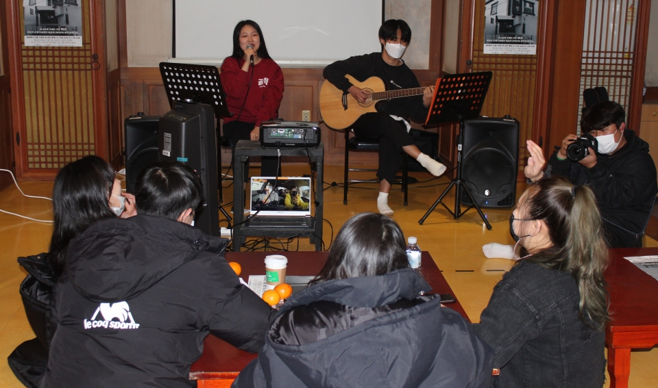 지난 24일 홍고통 마중에서 열린 ‘골목대장 프로젝트’ 행사 중 미니 콘서트가 열리고 있다. 사진= 노진호 기자