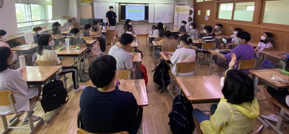 내포초등학교 6학년 7반은 ‘2021년 아동권리모니터링단’에 참여 중이다. 사진은 7월 1일 회의 모습. 굿네이버스 제공