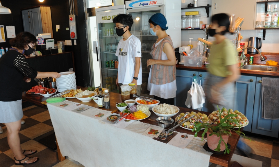예산홍성환경운동연합은 18일 '기후위기를 막는 초간단 채식요리 공모전'에 당선된 요리 레시피 중 3가지를 실제 요리로 만들어 시식회를 진행했다. 