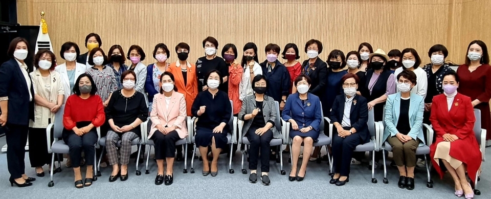 28일 진행된 한국여성의정 충남아카데미 전문과정 참석자들이 기념촬영을 하고 있다. 충남아카데미 제공
