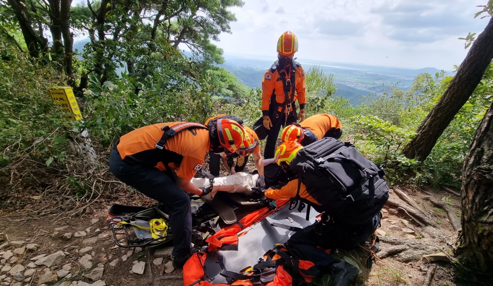 지난 8월 서산시 운산면에서 발생한 산악사고 환자에게 응급처치하는 서산소방서 119구조대원들. 충남소방본부 제공