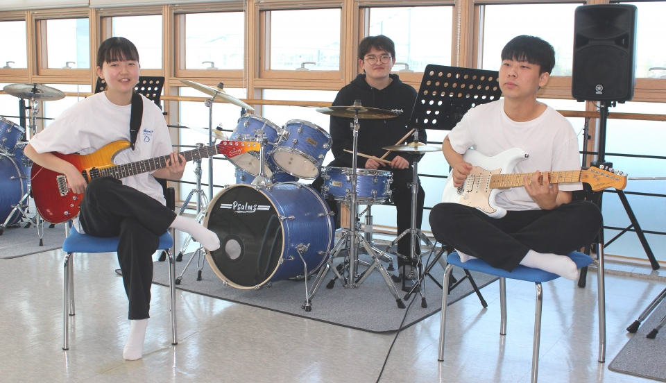 예산군학교밖청소년지원센터를 대표하는 ‘나로’ 밴드 멤버들. (왼쪽부터) 보컬 김하영, 드럼 장우진, 기타 윤서준. 사진=노진호 기자