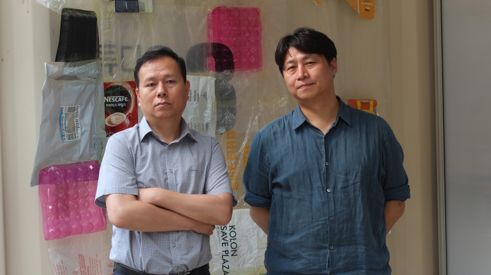 이응노의 집 제6기 창작스튜디오 입주예술가인 서해근 작가(오른쪽)와 백기영 서울시립북서울미술관 운영부장. 사진=노진호 기자