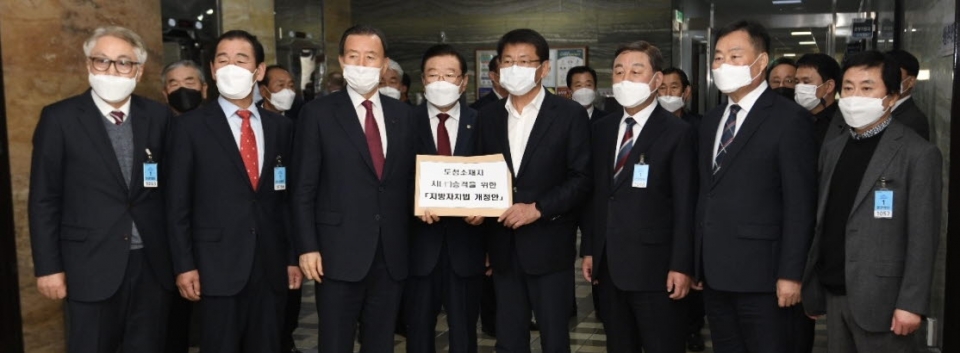홍문표 의원이 12일 ‘지방자치법 개정안’ 제출에 앞서 김석환 홍성군수 등과 기념촬영을 하고 있다. 홍성군 제공