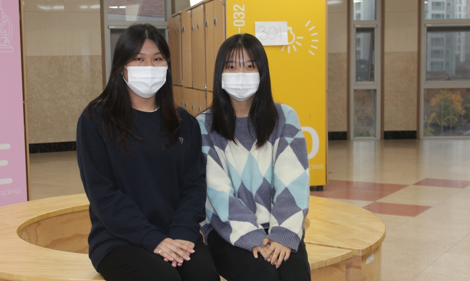 제2기 학생인권의회에 참여 중인 홍성고 박정아(왼쪽), 최서연 학생. 사진=노진호 기자