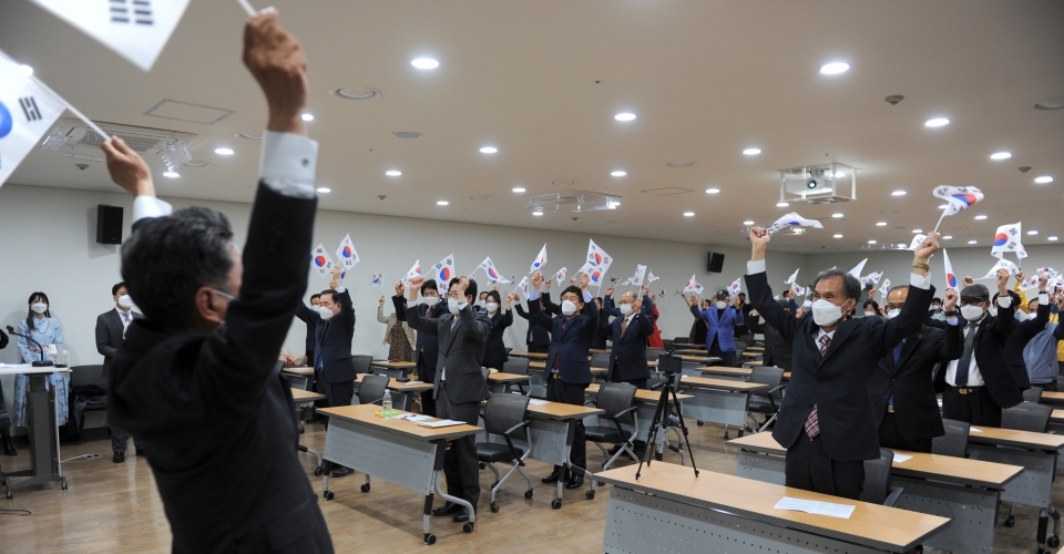 대한민국 임시정부 수립일인 지난 4월 11일, 광복회 충남지부 주관으로 충남보훈관에서 열린 기념식에서 참석자들이 양손에 태극기를 들고 