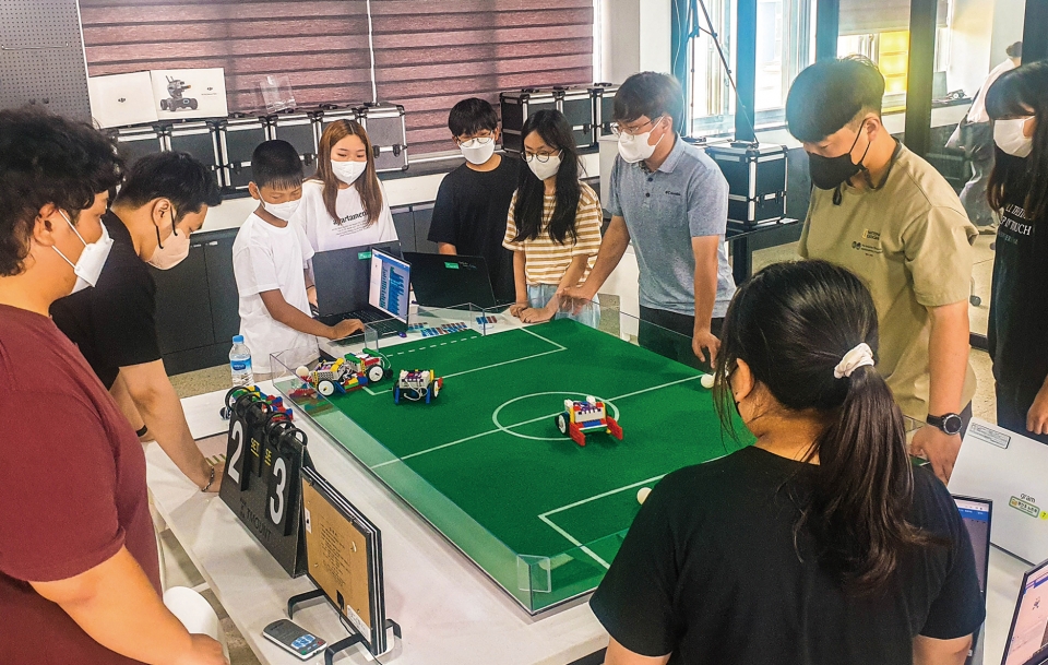 ‘2022 예산 상상톡! e스포츠 한마당’이 6일 로봇드론 축구 예선전과 함께 개막했다. 예선전에 참가한 학생들의 표정이 사뭇 진지하다. 예산교육지원청 제공