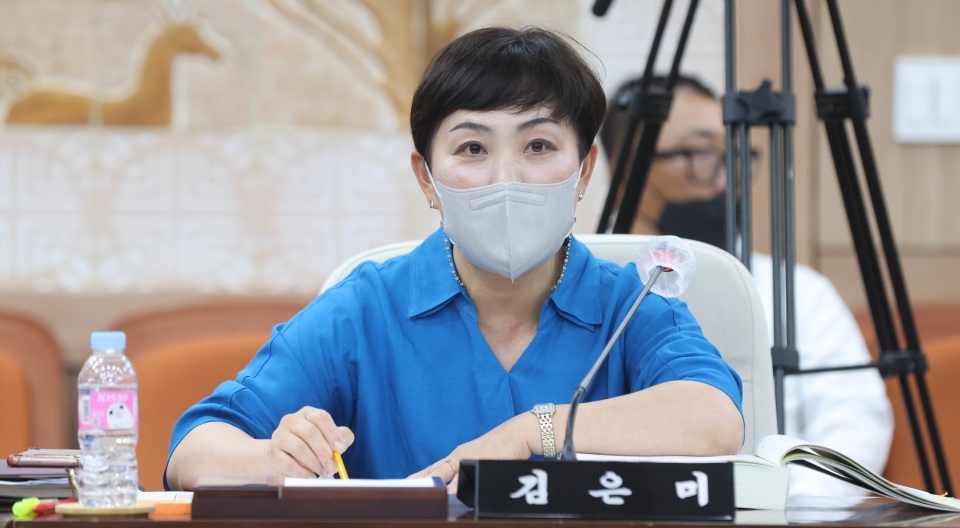 27일, 군의회에 보고하는 집행부 실무자에게 질의하는 김은미 의원. 홍성군의회 제공