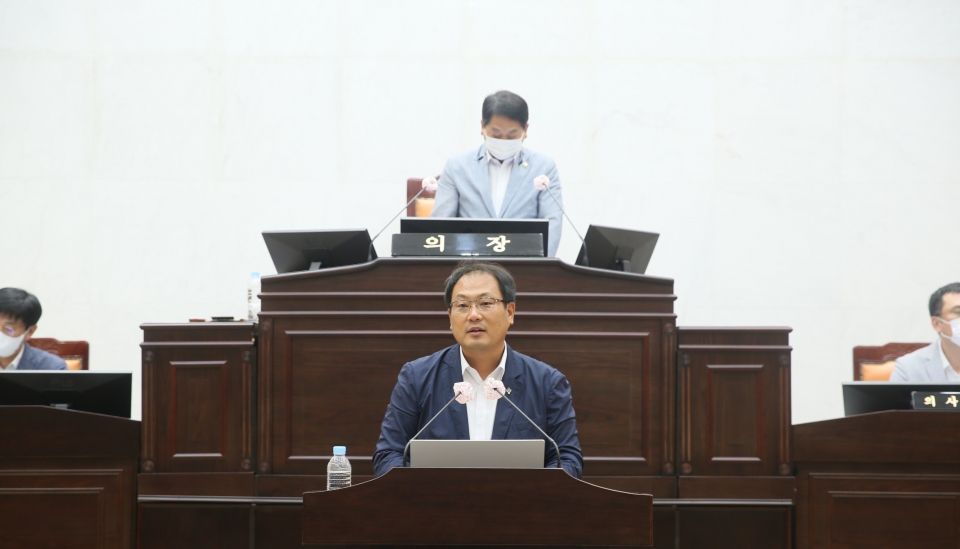 29일, 예산군의회 제282회 임시회 페회식에 앞서 강선구 의원이 5분 발언을 하고 있다. 예산군의회 제공