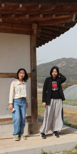 이응노의 집 창작스튜디오에 입주한 장은경(왼쪽)·김혜원 작가를 한옥 스튜디오에서 만났다. 사진=노진호 기자