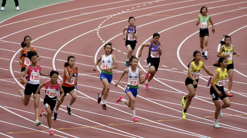 제52회 전국소년체전 충남 선발 학생들의 400m 계주 경기 모습. 충남교육청 제공