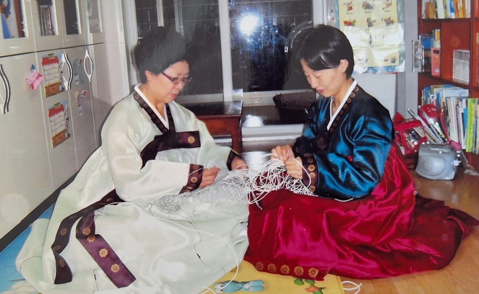 최영준 보유자와 며느리 주혜원 충남문화원연합회 팀장이 작품을 만드는 모습. 보유자 제공
